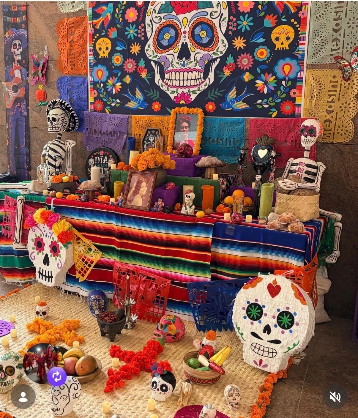 Altar comunitario de Día de Muertos.